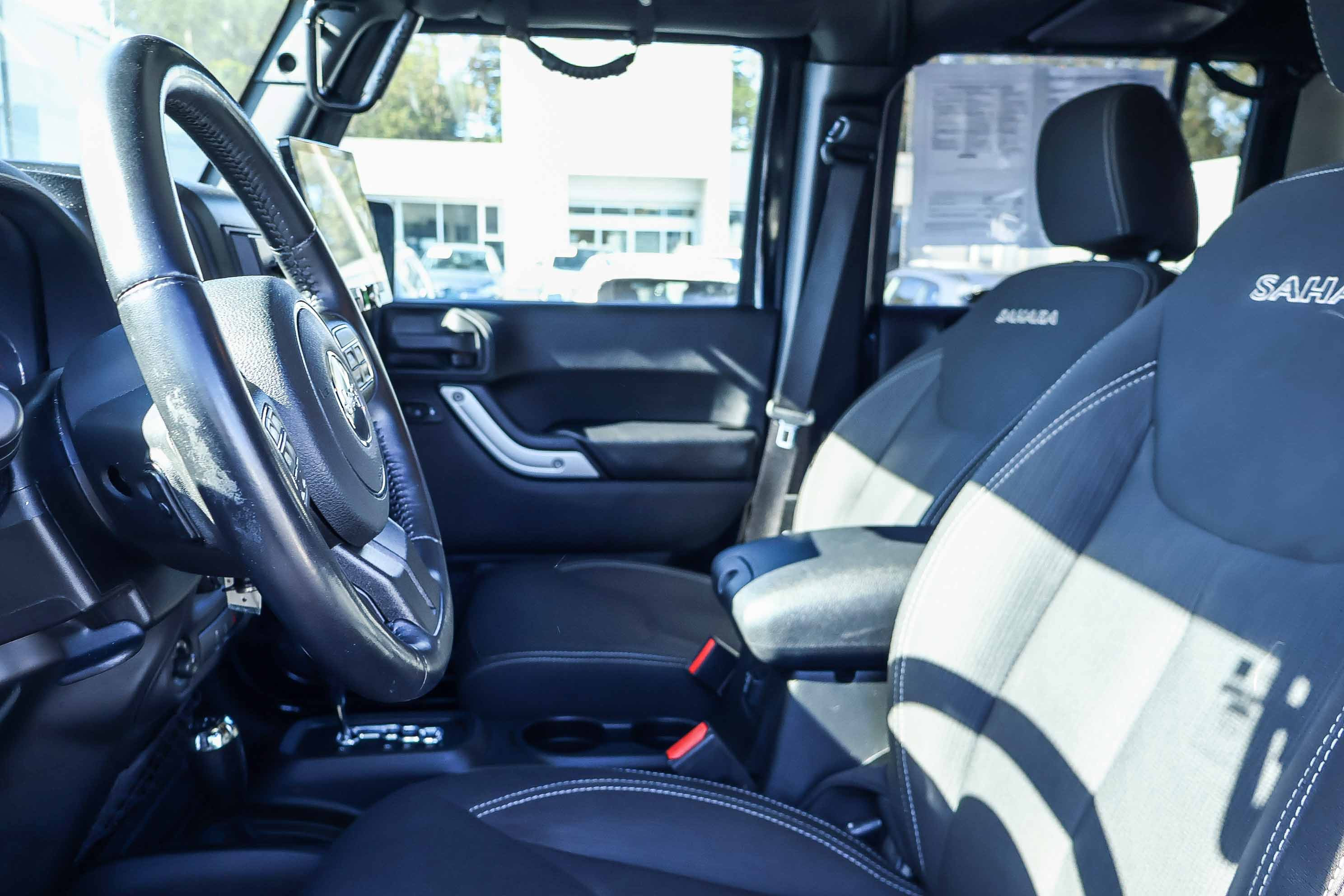 Used 2016 Jeep Wrangler Unlimited Sahara w/ Connectivity Group image 11