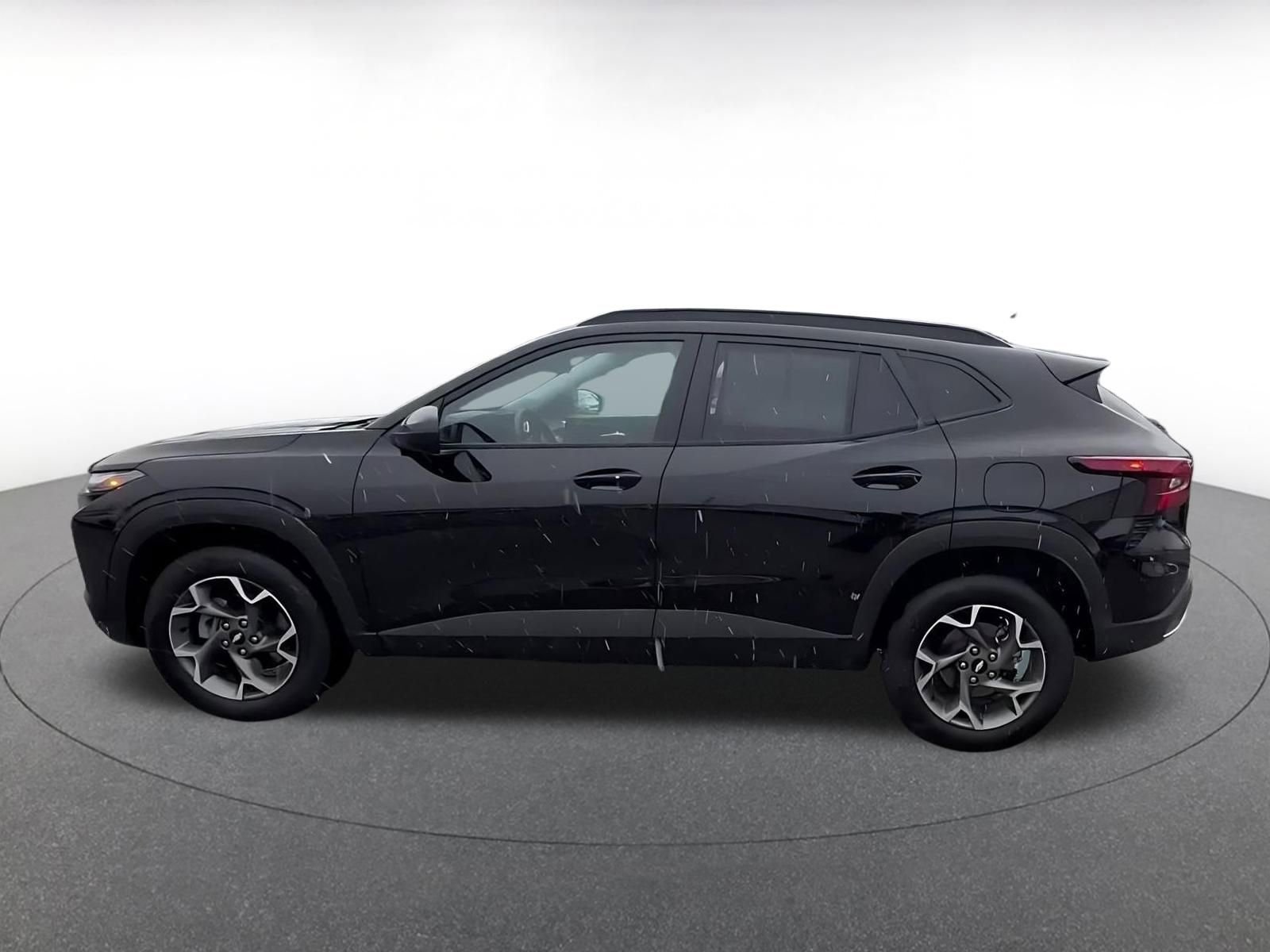 Used 2025 Chevrolet Trax LT w/ LT Convenience Package FWD image 9