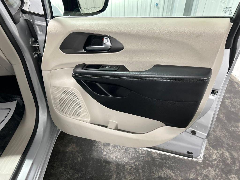 Used 2024 Chrysler Pacifica Touring-L FWD image 18
