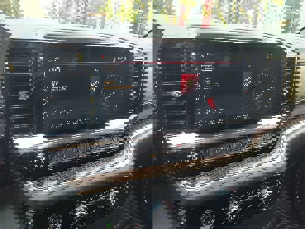 Used 2024 GMC Sierra 1500 SLE image 16