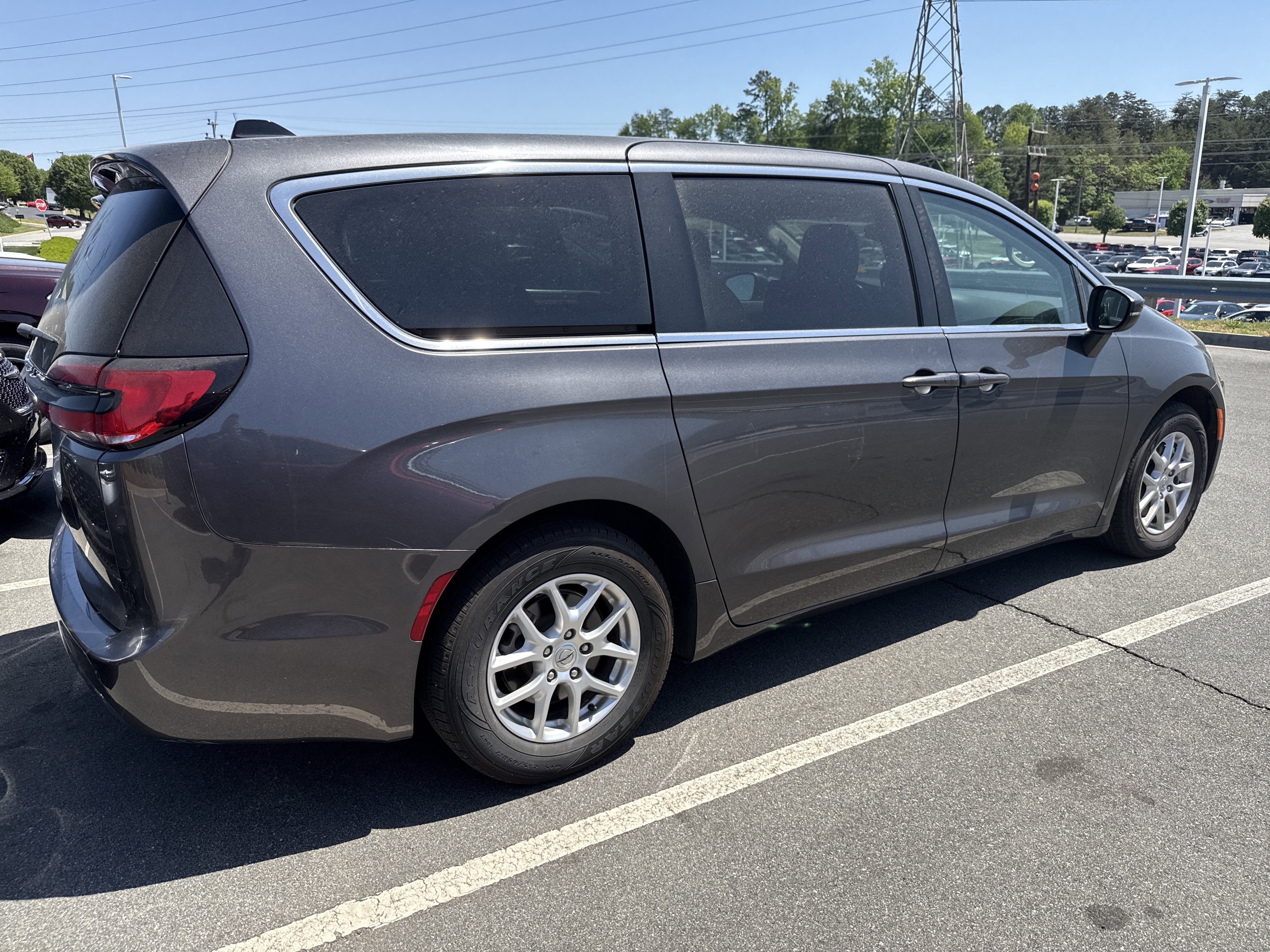 Used 2023 Chrysler Pacifica Touring-L FWD image 9