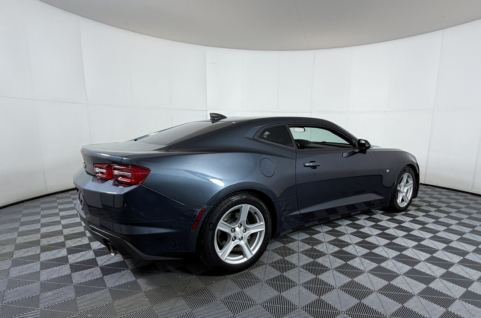 Used 2019 Chevrolet Camaro LT RWD image 4