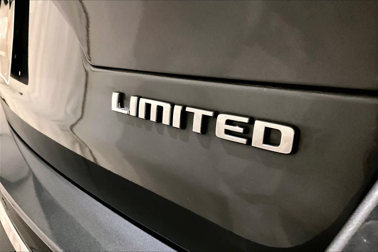 Used 2022 Jeep Grand Cherokee L Limited AWD/4WD image 9