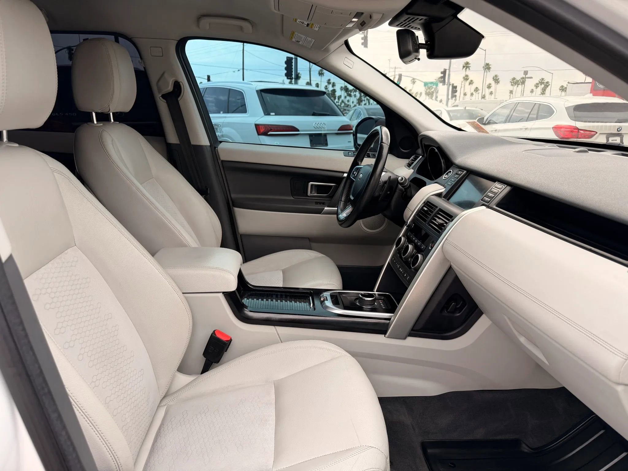 Used 2017 Land Rover Discovery Sport SE image 28