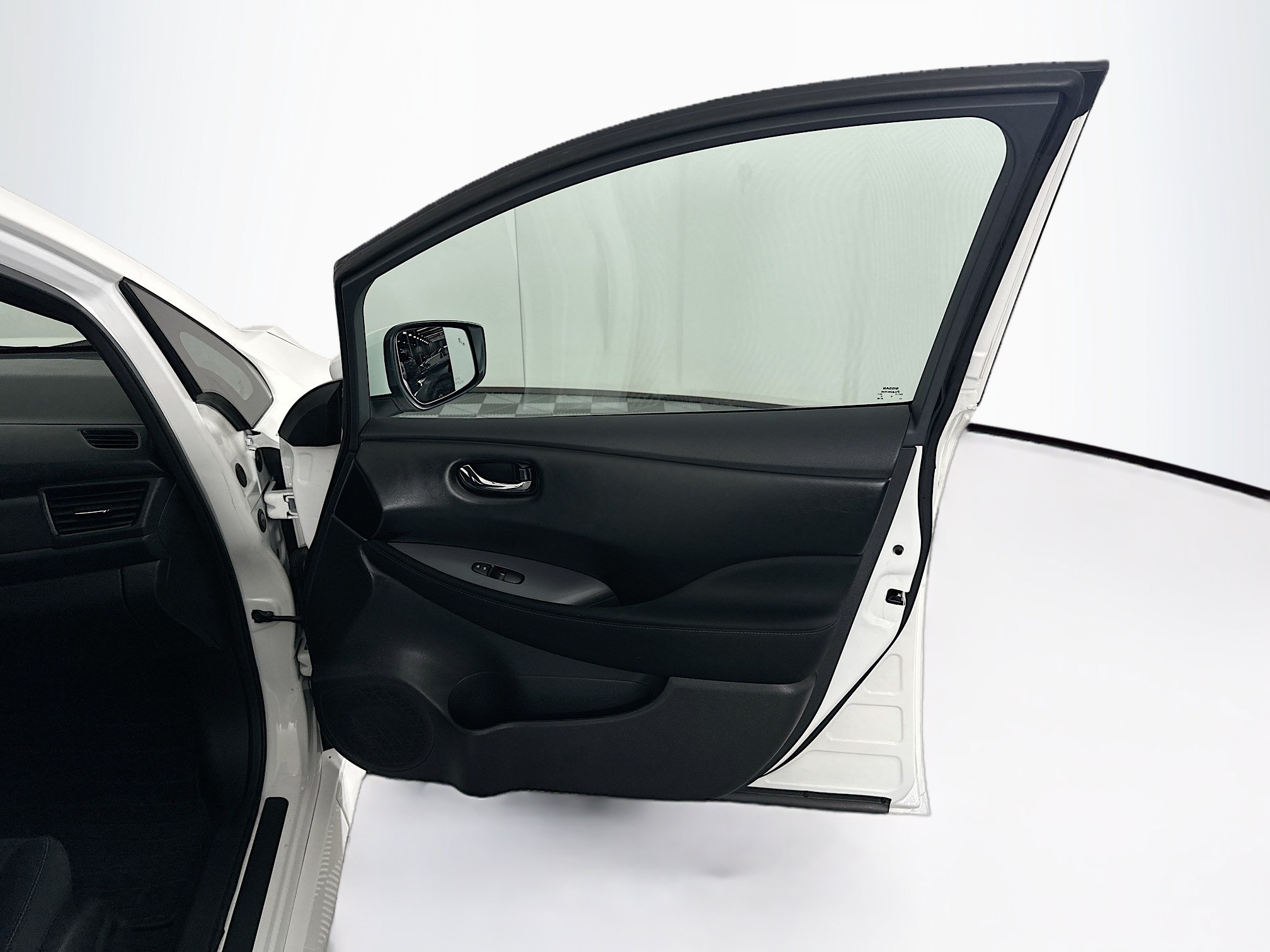 Used 2025 Nissan Leaf S FWD image 30