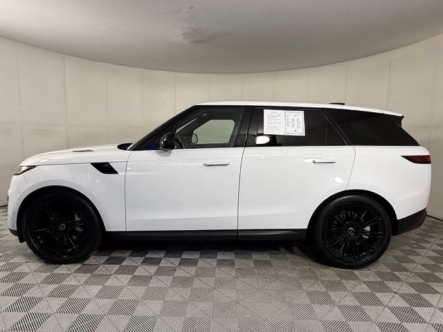 Used 2025 Land Rover Range Rover Sport SE AWD/4WD image 3