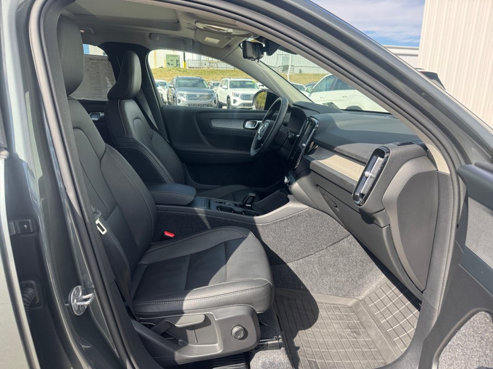 New 2026 Volvo XC40 B4 Core w/ Protection Package Premier FWD image 28