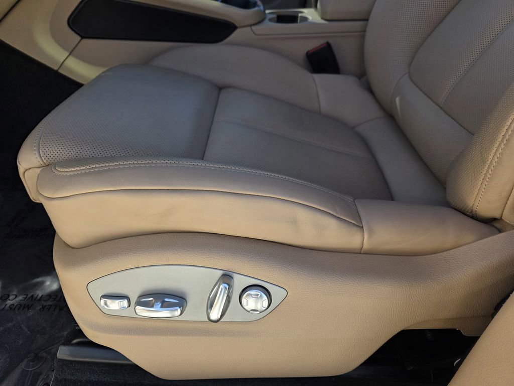 Certified 2025 Porsche Macan Turbo AWD/4WD image 13