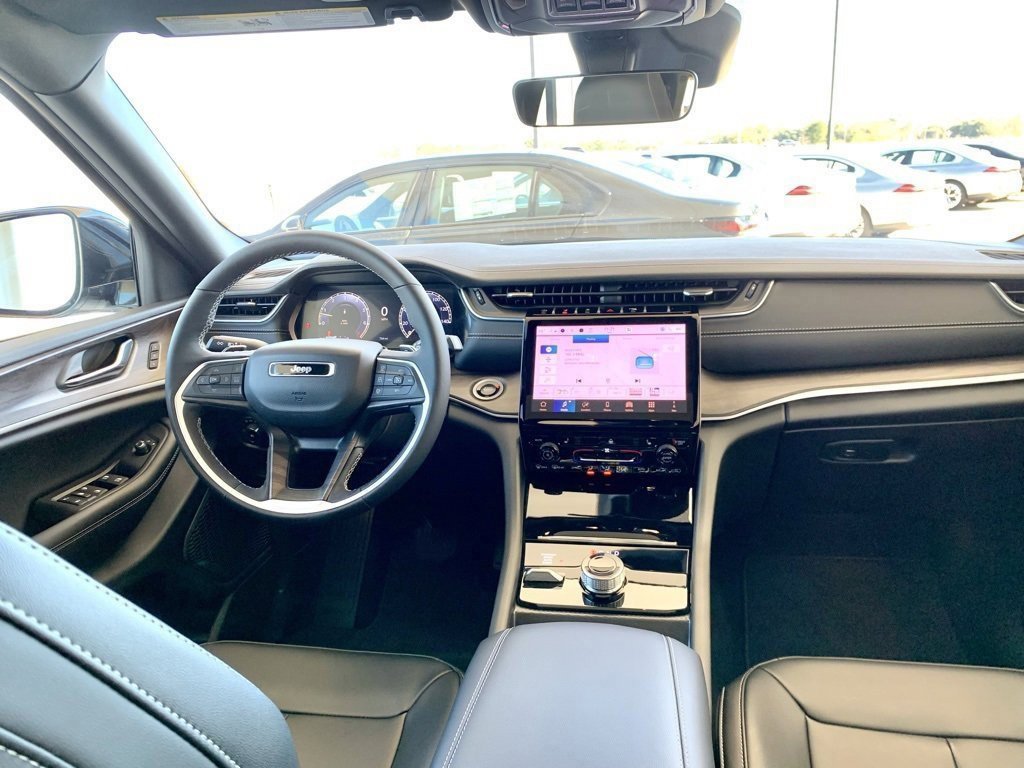 Used 2025 Jeep Grand Cherokee Limited image 29