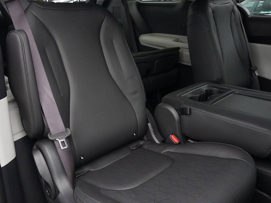 Used 2024 Kia Carnival LX FWD image 26