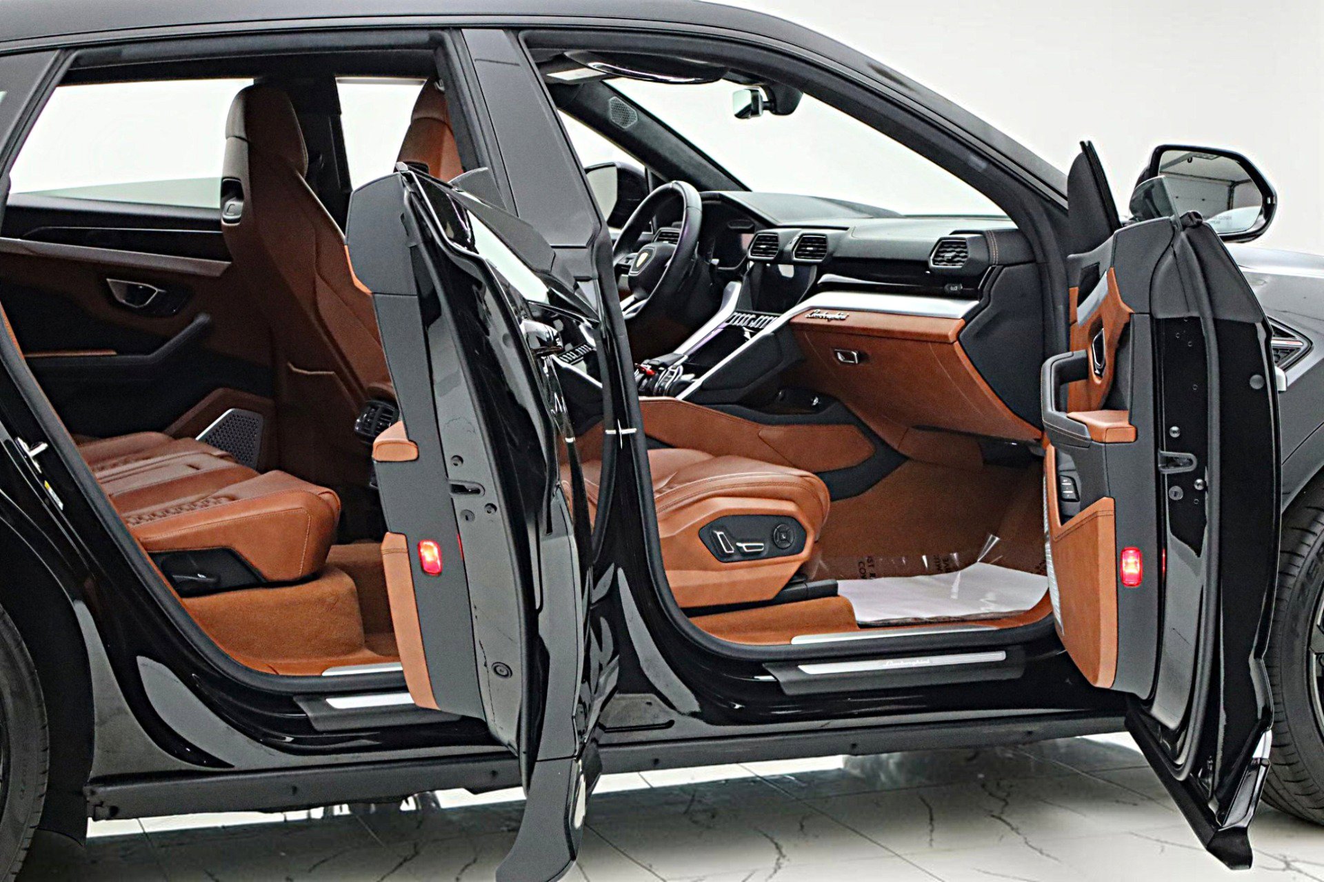 Used 2019 Lamborghini Urus AWD/4WD image 17