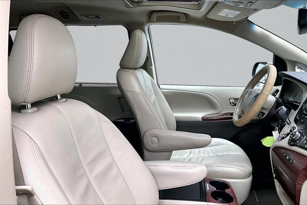 Used 2013 Toyota Sienna XLE FWD image 31