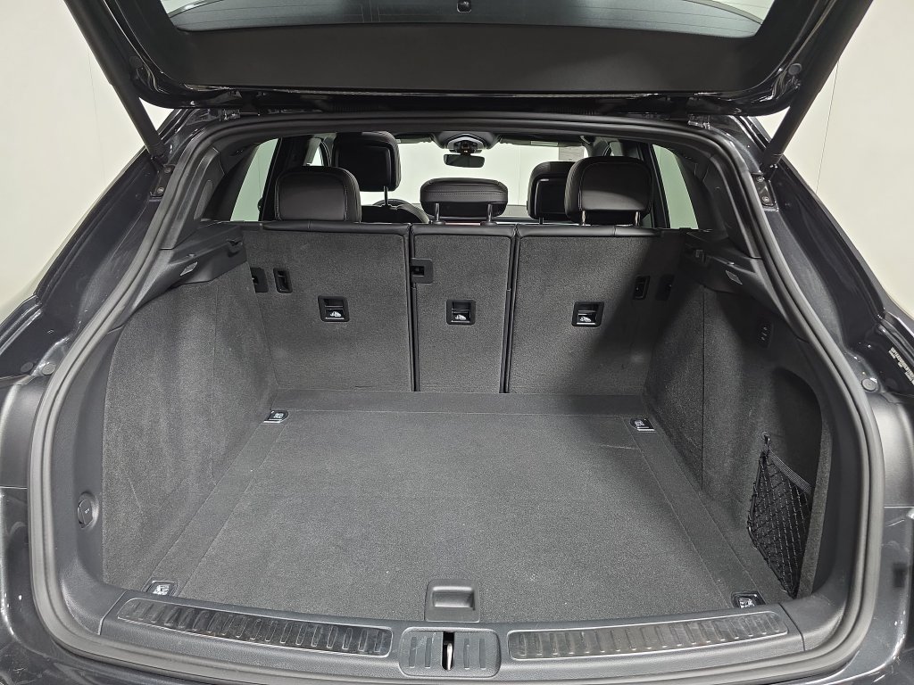 Certified 2025 Porsche Macan Turbo AWD/4WD image 25