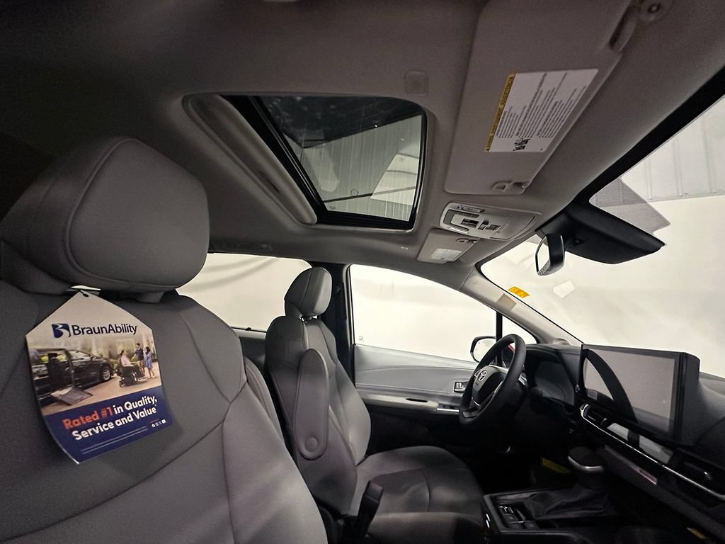 Used 2026 Toyota Sienna XLE FWD image 30