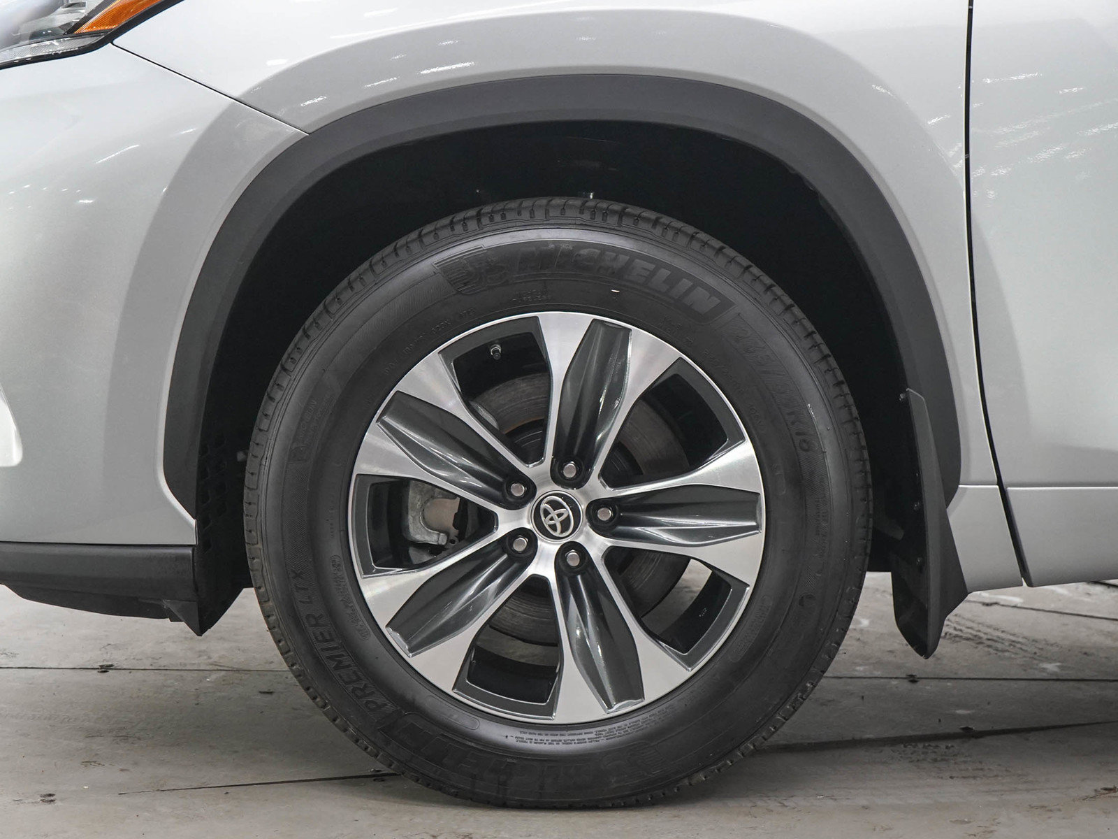 Used 2025 Toyota Highlander XLE AWD/4WD image 30