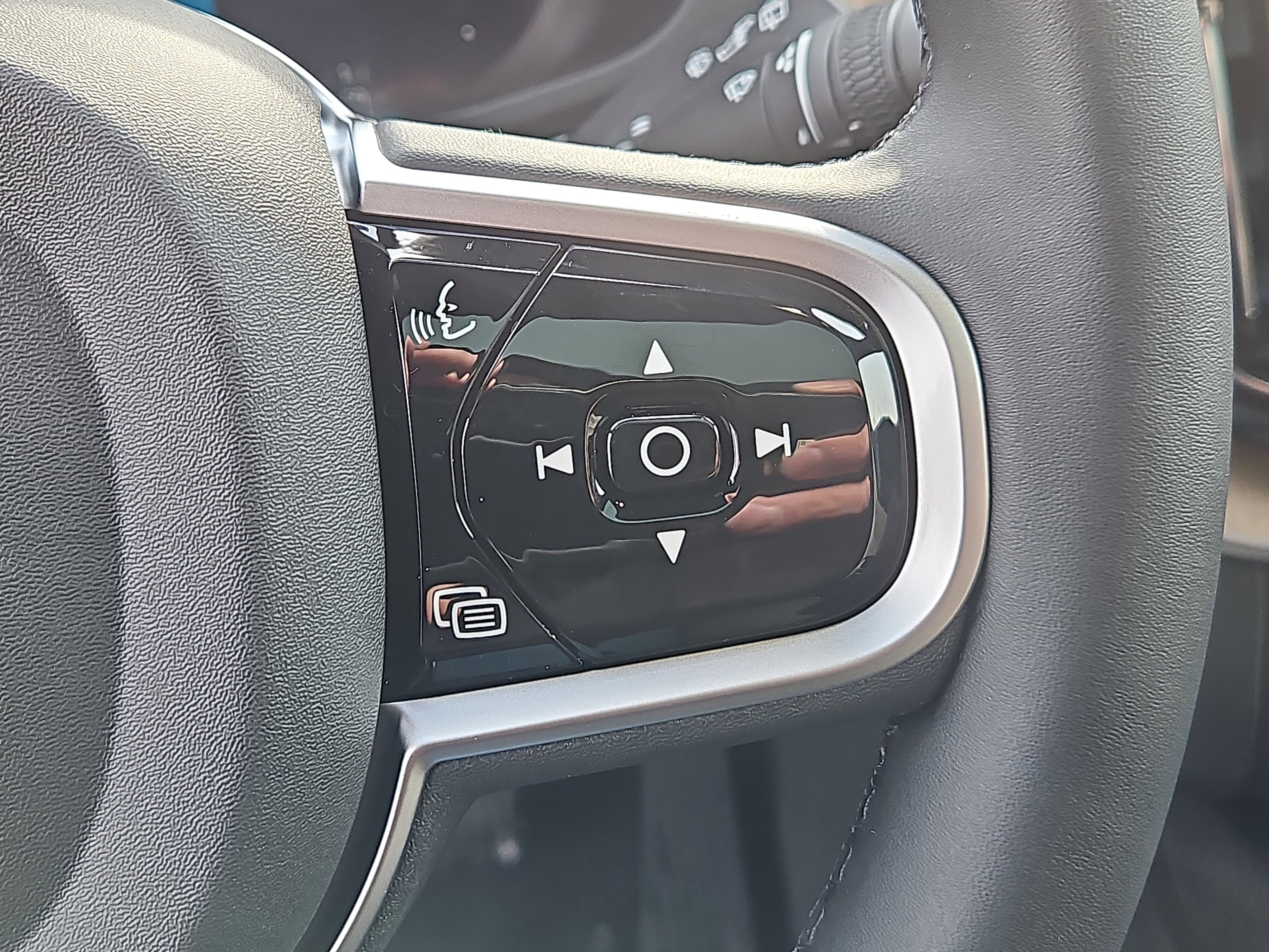 New 2026 Volvo XC60 T8 Plus w/ Protection Package Premier image 17