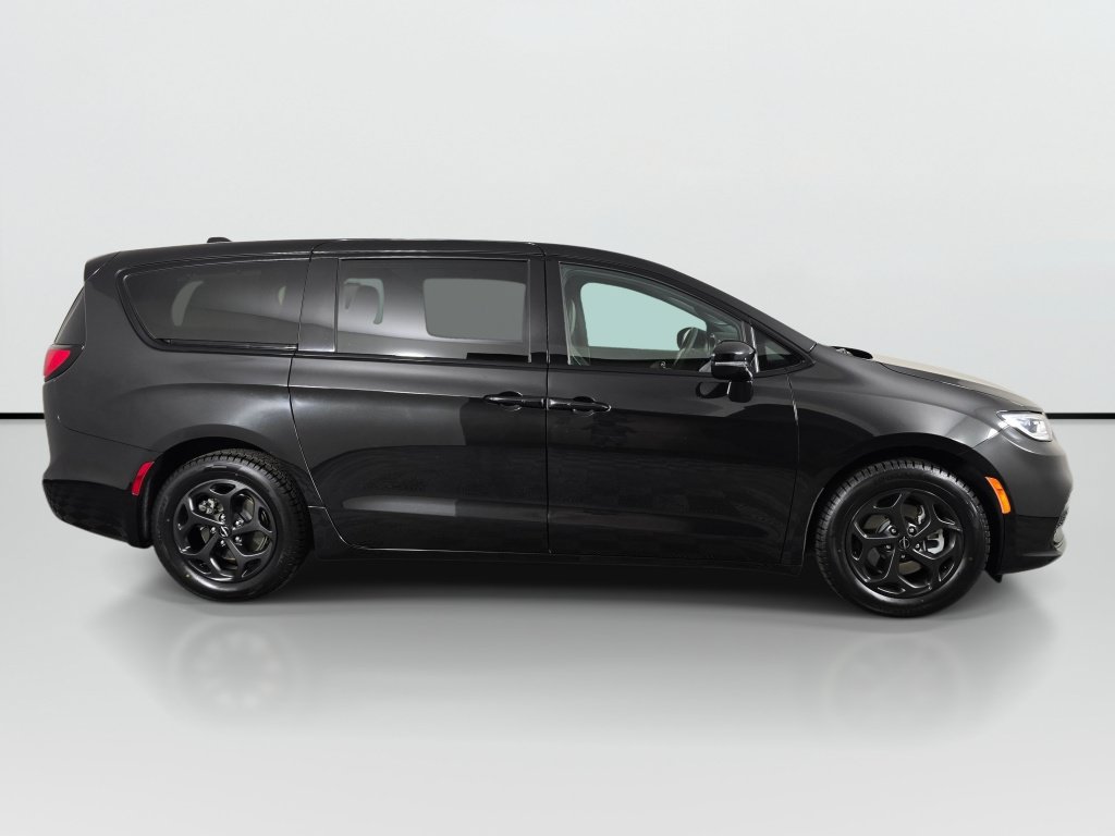 Used 2023 Chrysler Pacifica Limited w/ Uconnect Theater Family Group FWD image 2