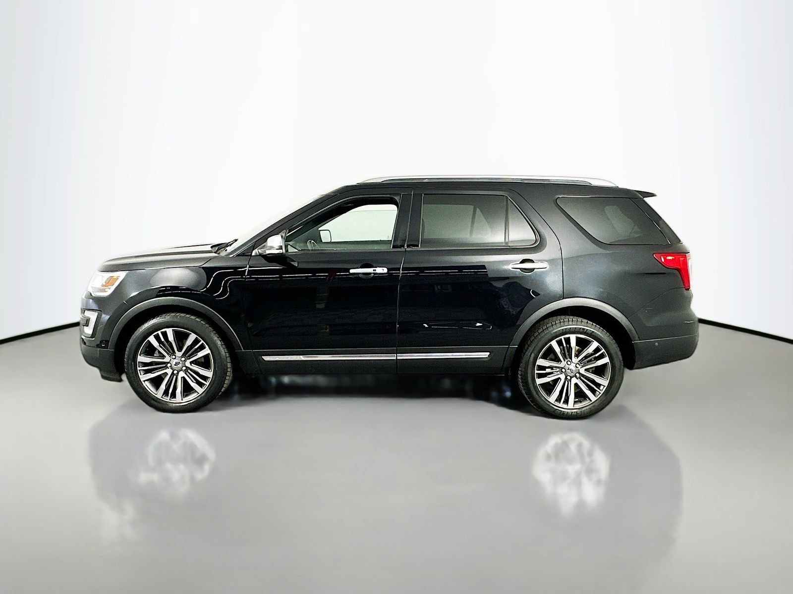 Used 2017 Ford Explorer Platinum image 4