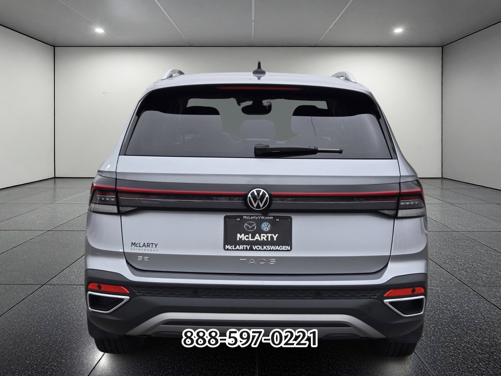 Certified 2025 Volkswagen Taos SE image 4