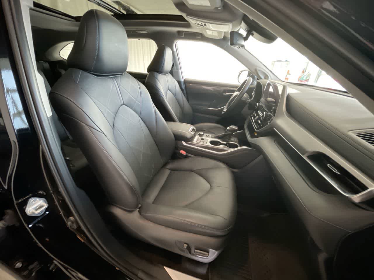 Used 2024 Toyota Highlander Platinum AWD/4WD image 26