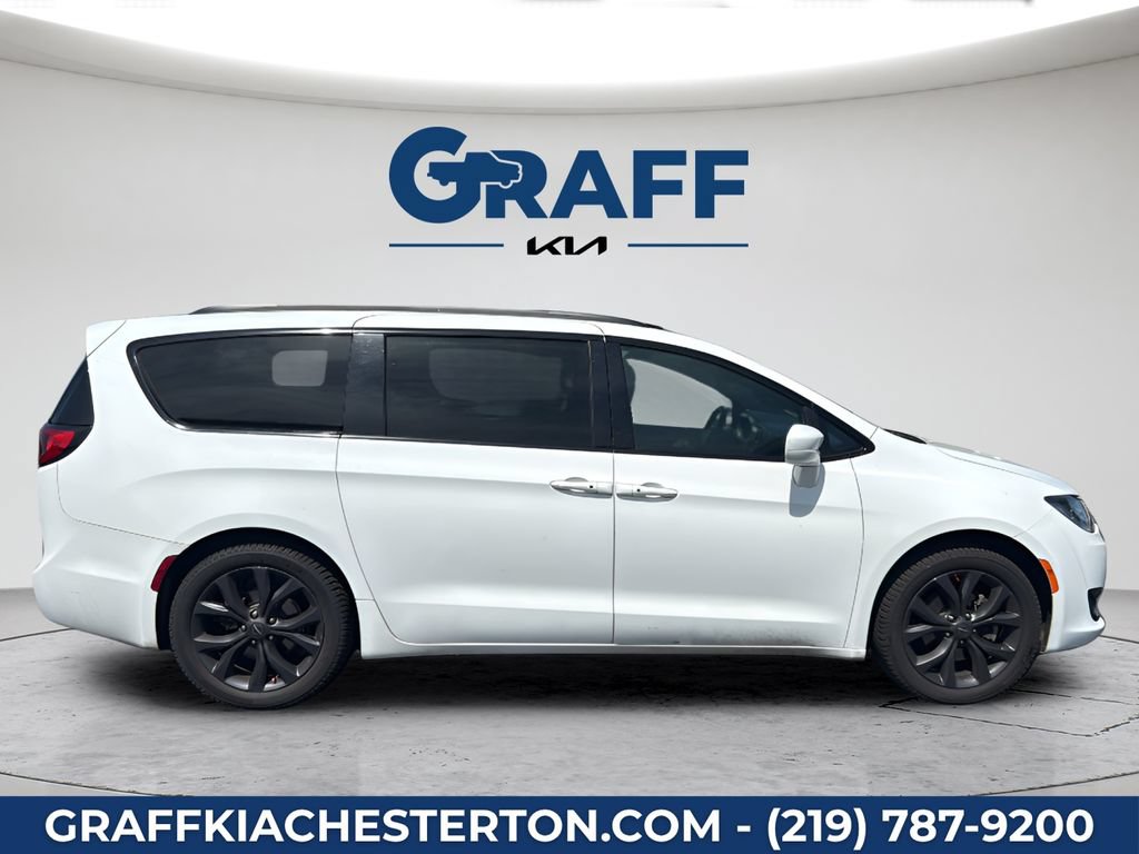 Used 2020 Chrysler Pacifica Touring-L w/ Premium Audio Group FWD image 9