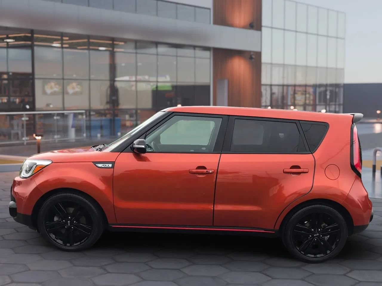 Used 2018 Kia Soul ! w/ Tech Package FWD image 8