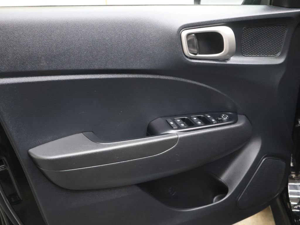 Used 2023 Hyundai Venue SEL image 16