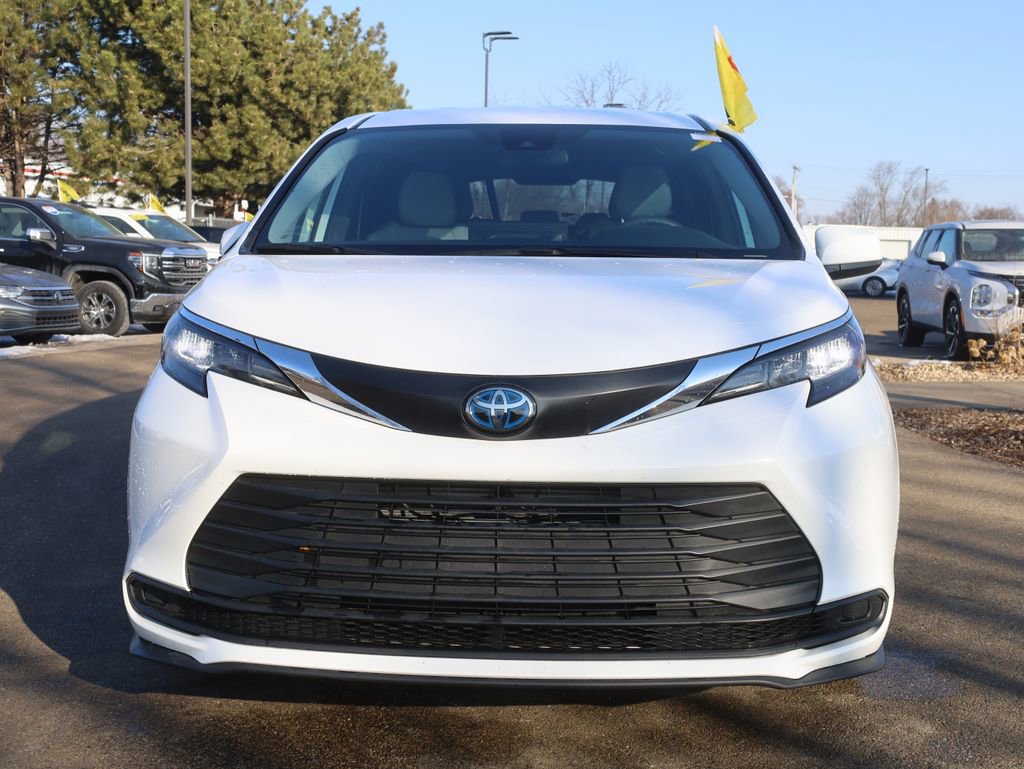 Used 2025 Toyota Sienna LE image 2