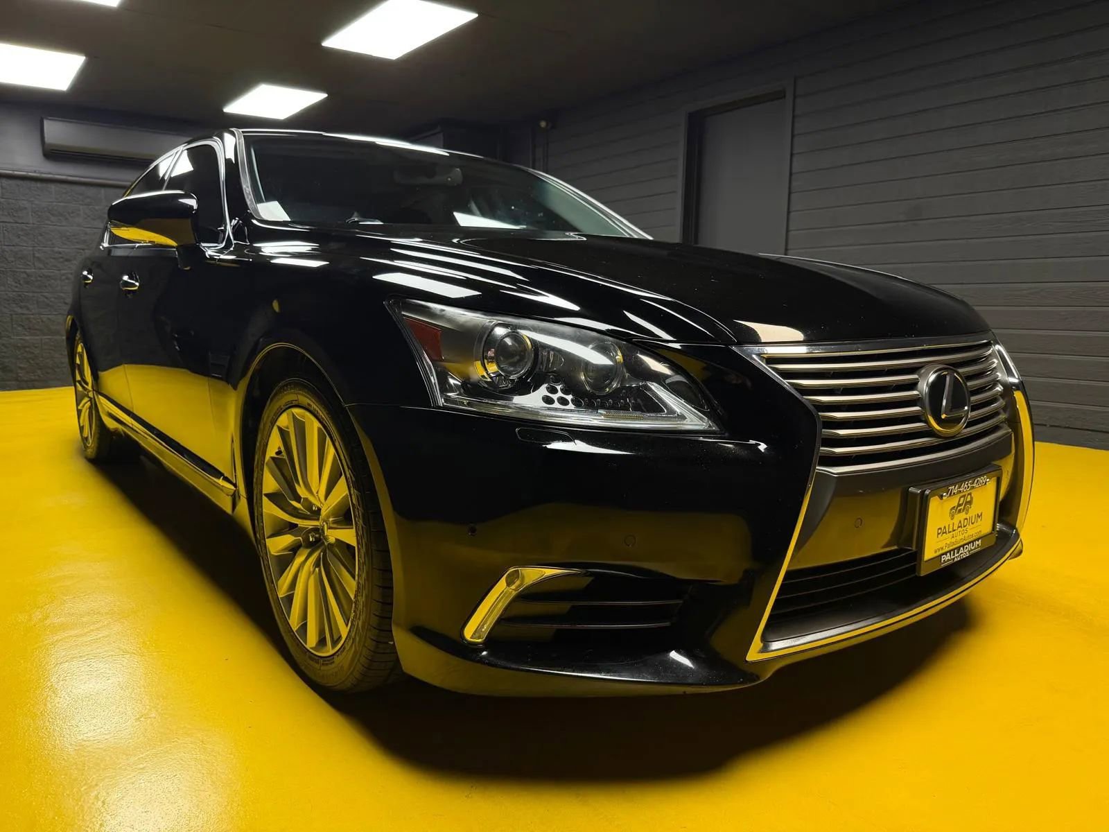 Used 2013 Lexus LS 460 w/ Comfort Pkg image 3