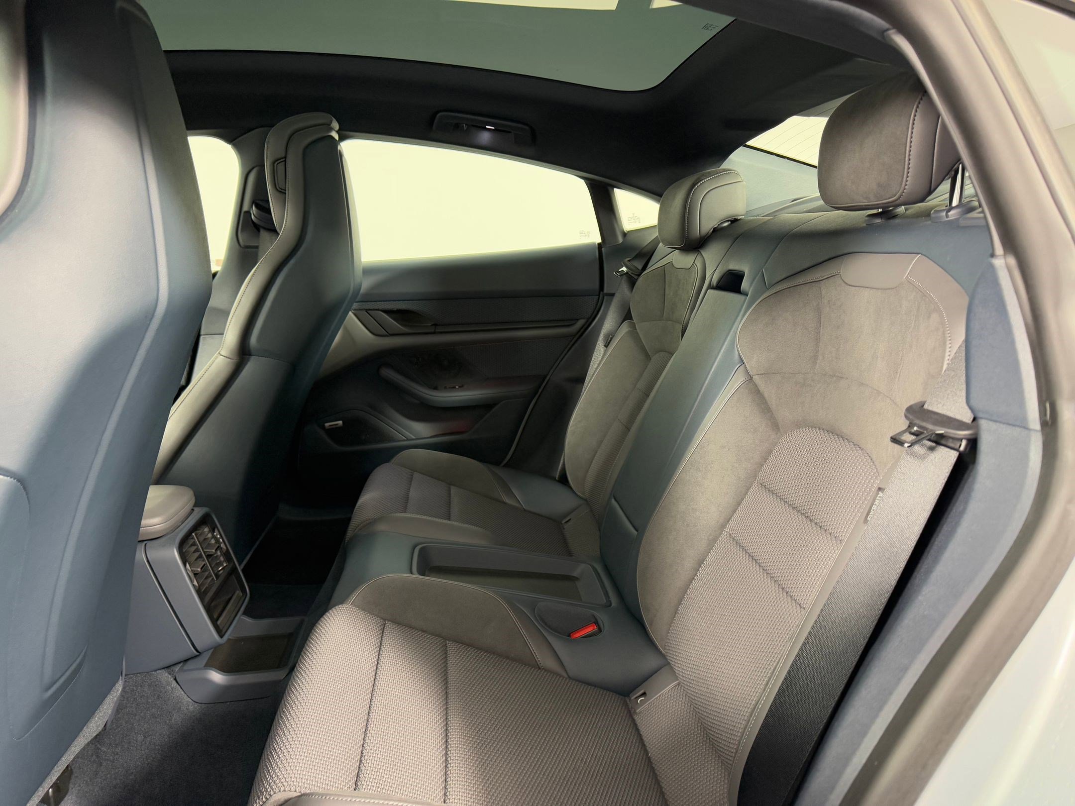 Used 2022 Porsche Taycan image 18