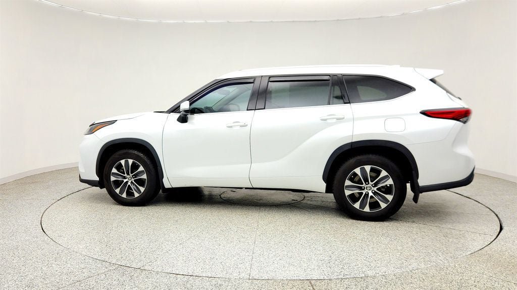 Used 2022 Toyota Highlander XLE AWD/4WD image 8