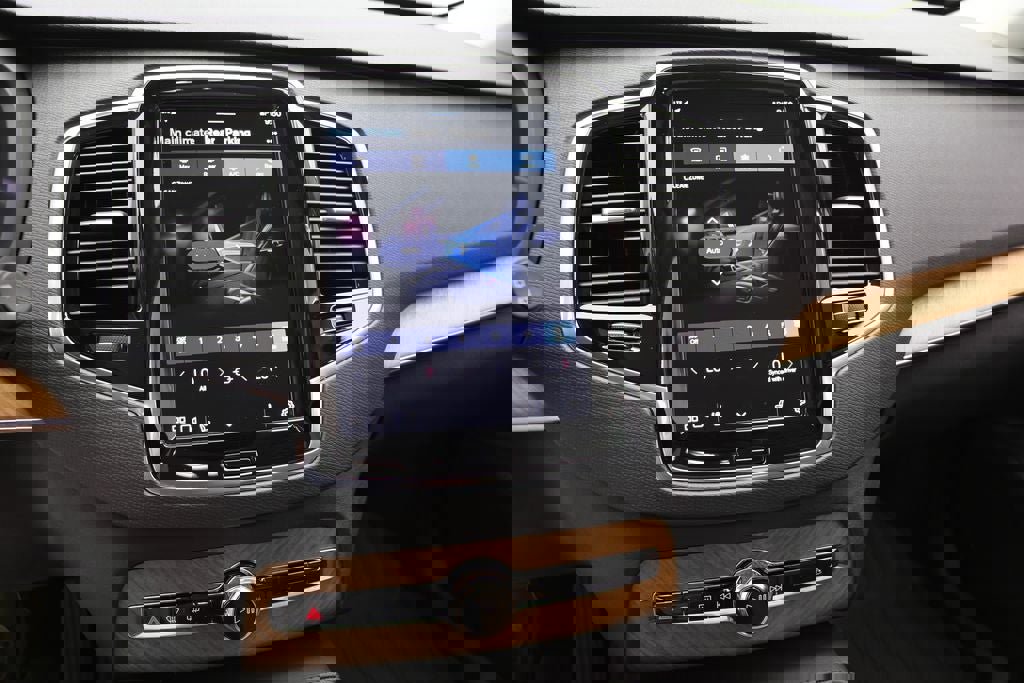 Used 2024 Volvo XC90 T8 Plus w/ Protection Package Premier image 18