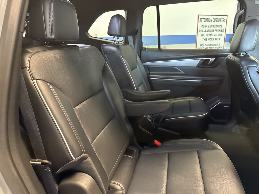 Used 2025 Buick Enclave Preferred AWD/4WD image 30