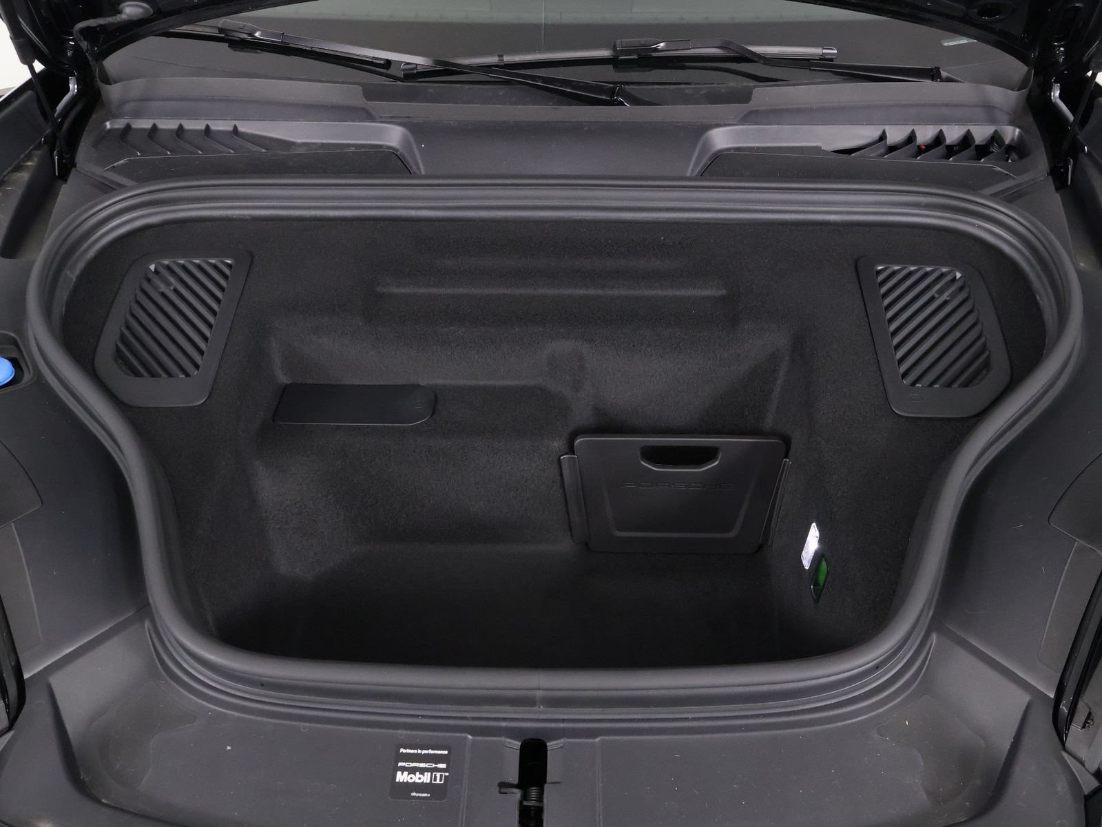 New 2026 Porsche Macan Electric RWD image 20