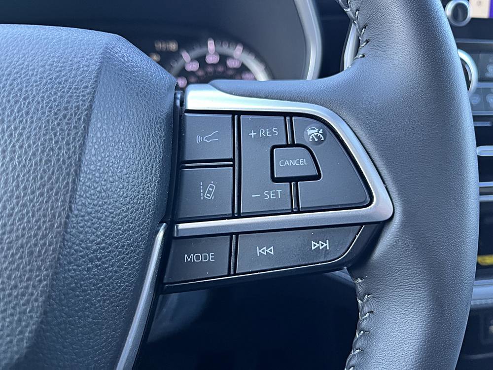 Used 2023 Toyota Highlander XLE AWD/4WD image 18