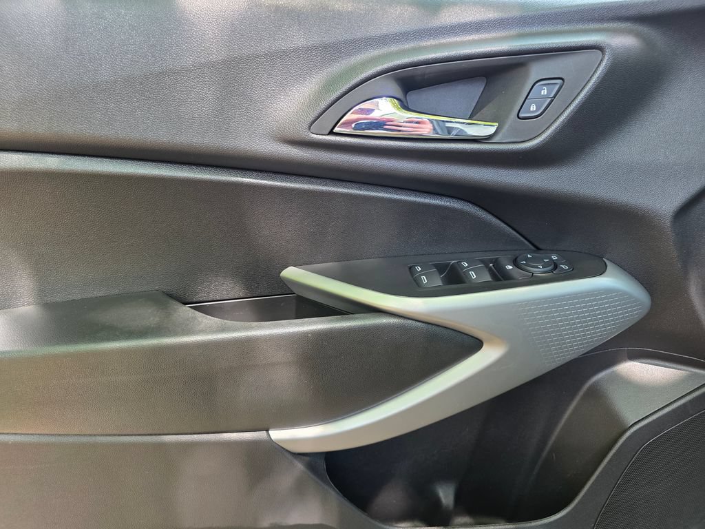 Used 2025 Chevrolet Trax RS w/ Sunroof Package FWD image 14