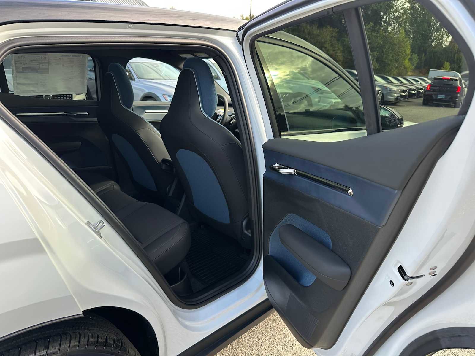 New 2025 Volvo EX30 Plus w/ Protection Package Premier image 21