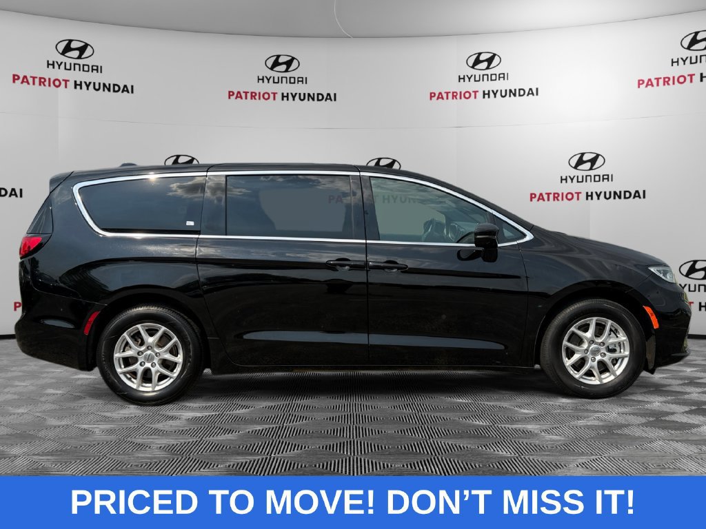 Used 2025 Chrysler Pacifica Select FWD image 2