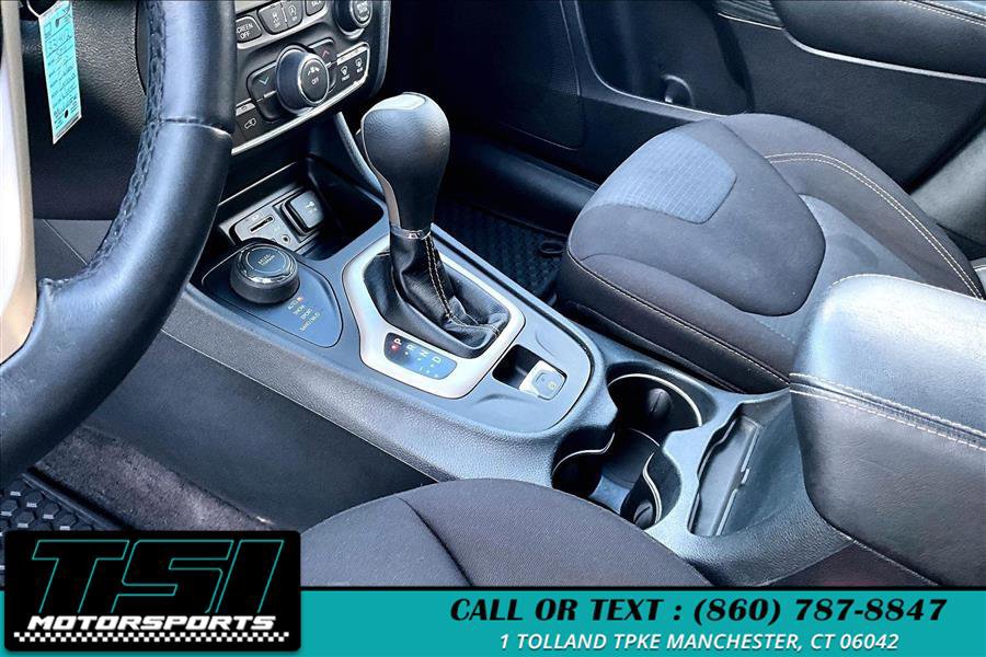 Used 2016 Jeep Cherokee Latitude w/ Cold Weather Group image 15