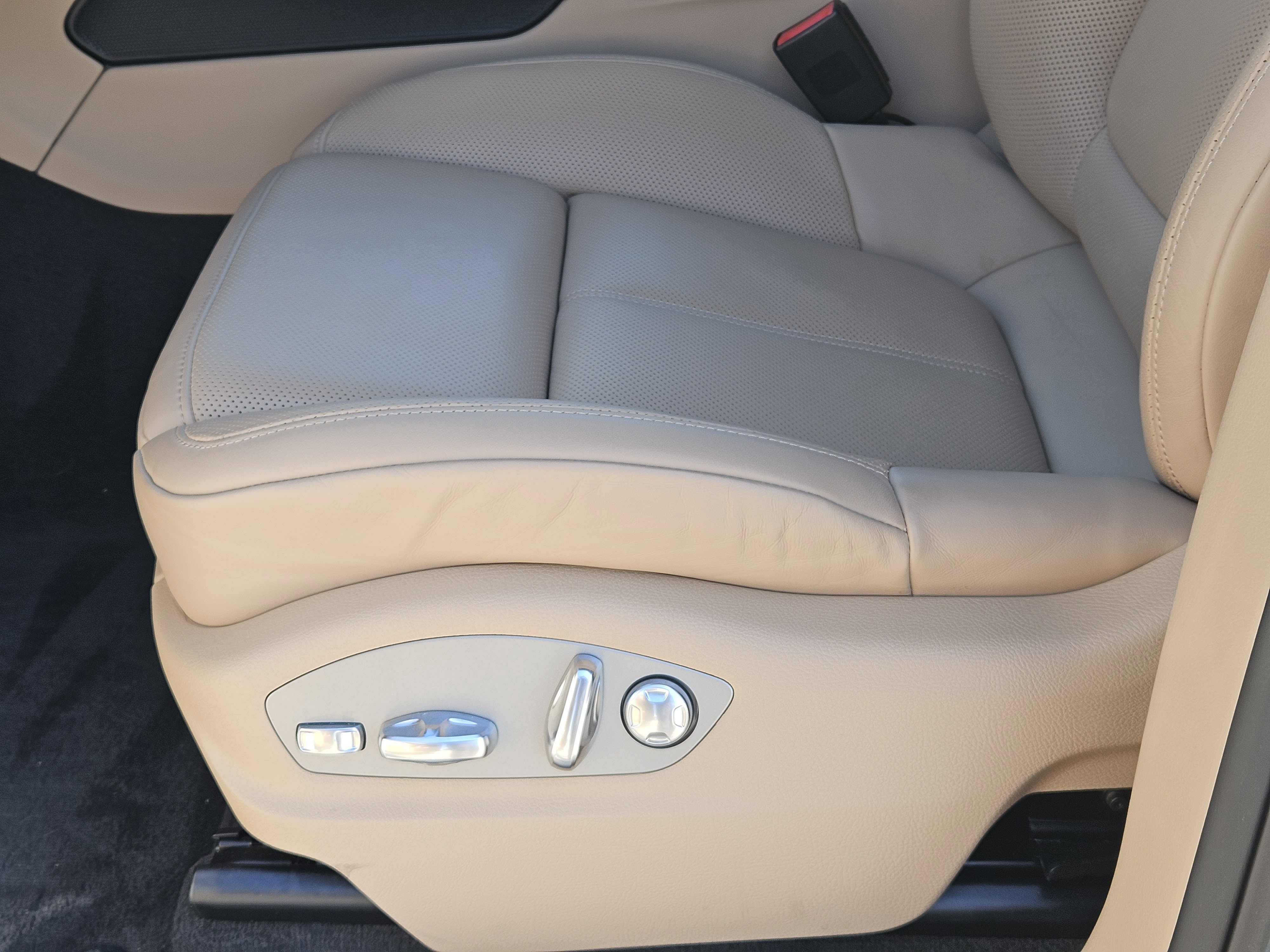 Certified 2025 Porsche Macan S image 23