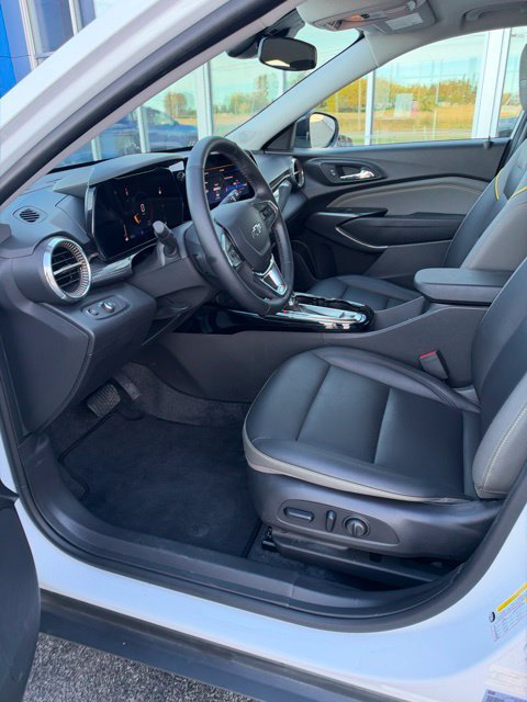Used 2025 Chevrolet Trax ACTIV w/ Sunroof Package FWD image 8