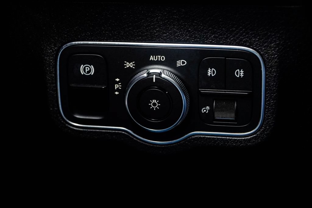 Used 2022 Mercedes-Benz GLB 250 4MATIC w/ Premium Package Lite image 32