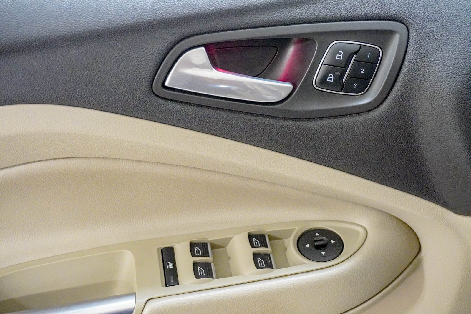 Used 2017 Ford Escape Titanium image 18