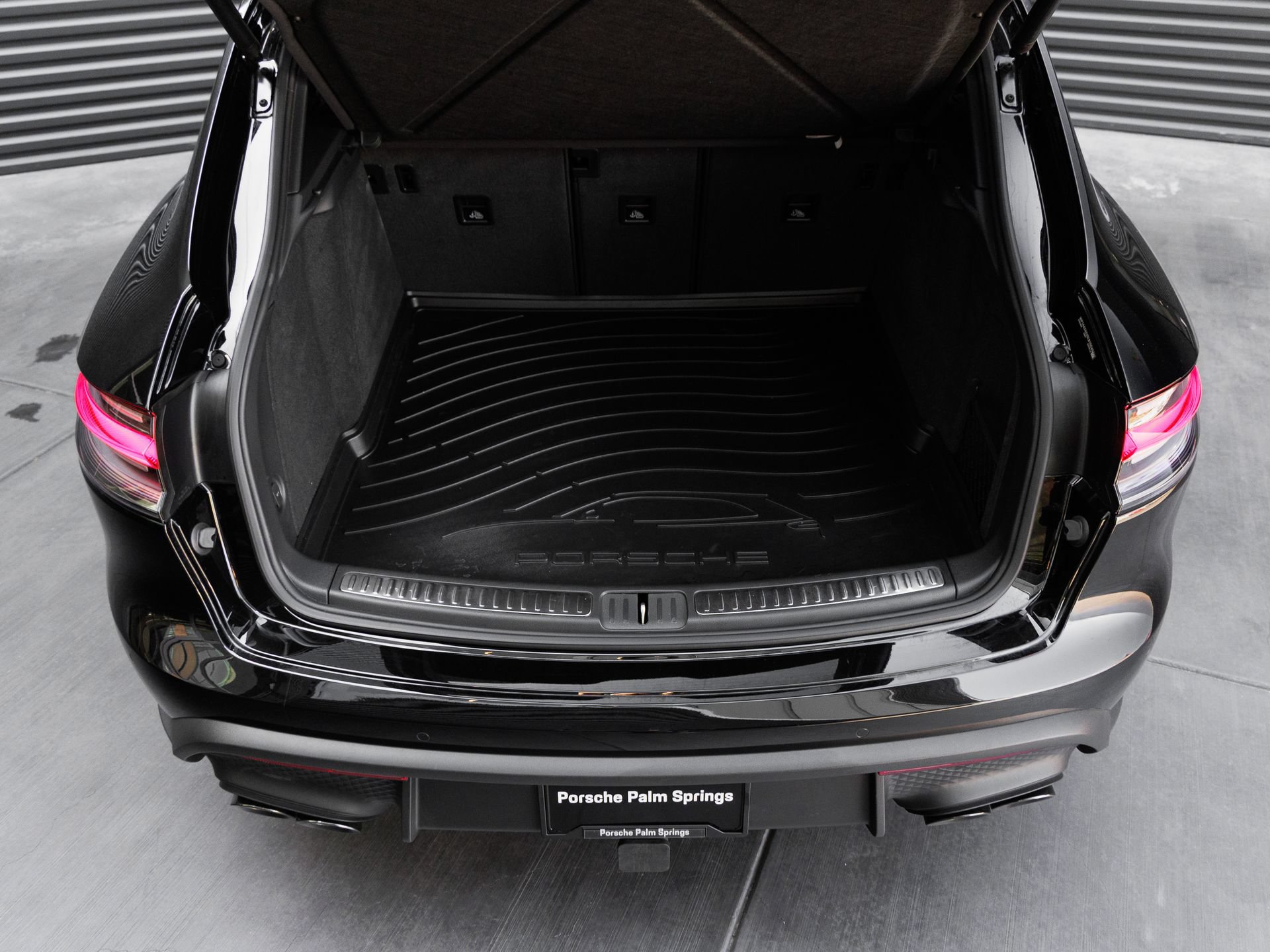 Certified 2025 Porsche Macan AWD/4WD image 28