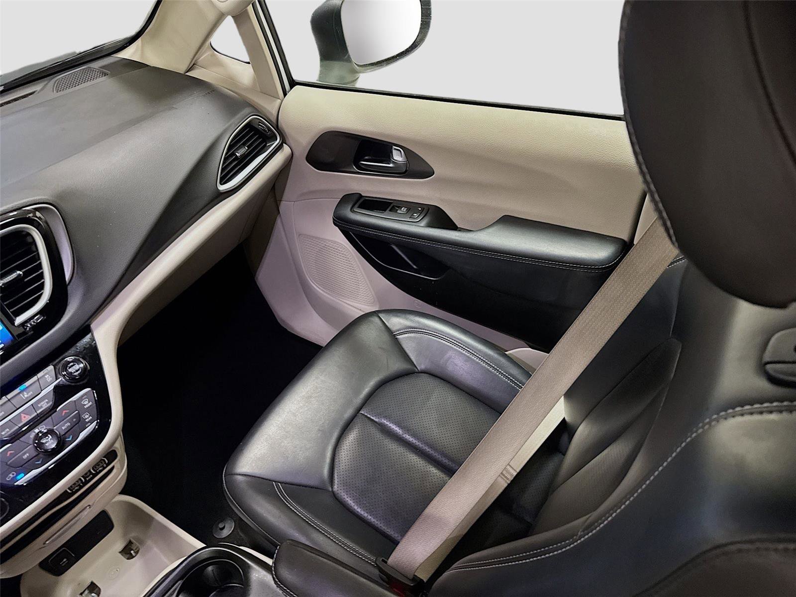 Used 2023 Chrysler Pacifica Touring-L image 22