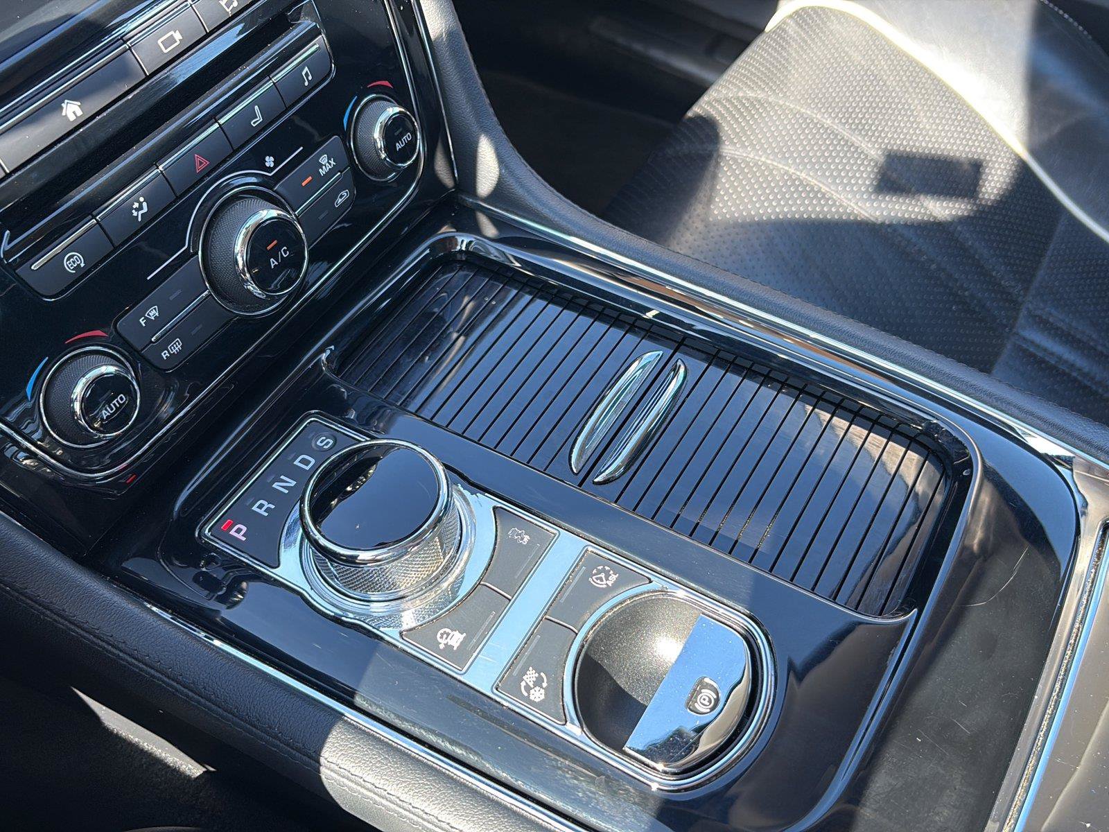 Used 2016 Jaguar XJ Supercharged RWD image 19