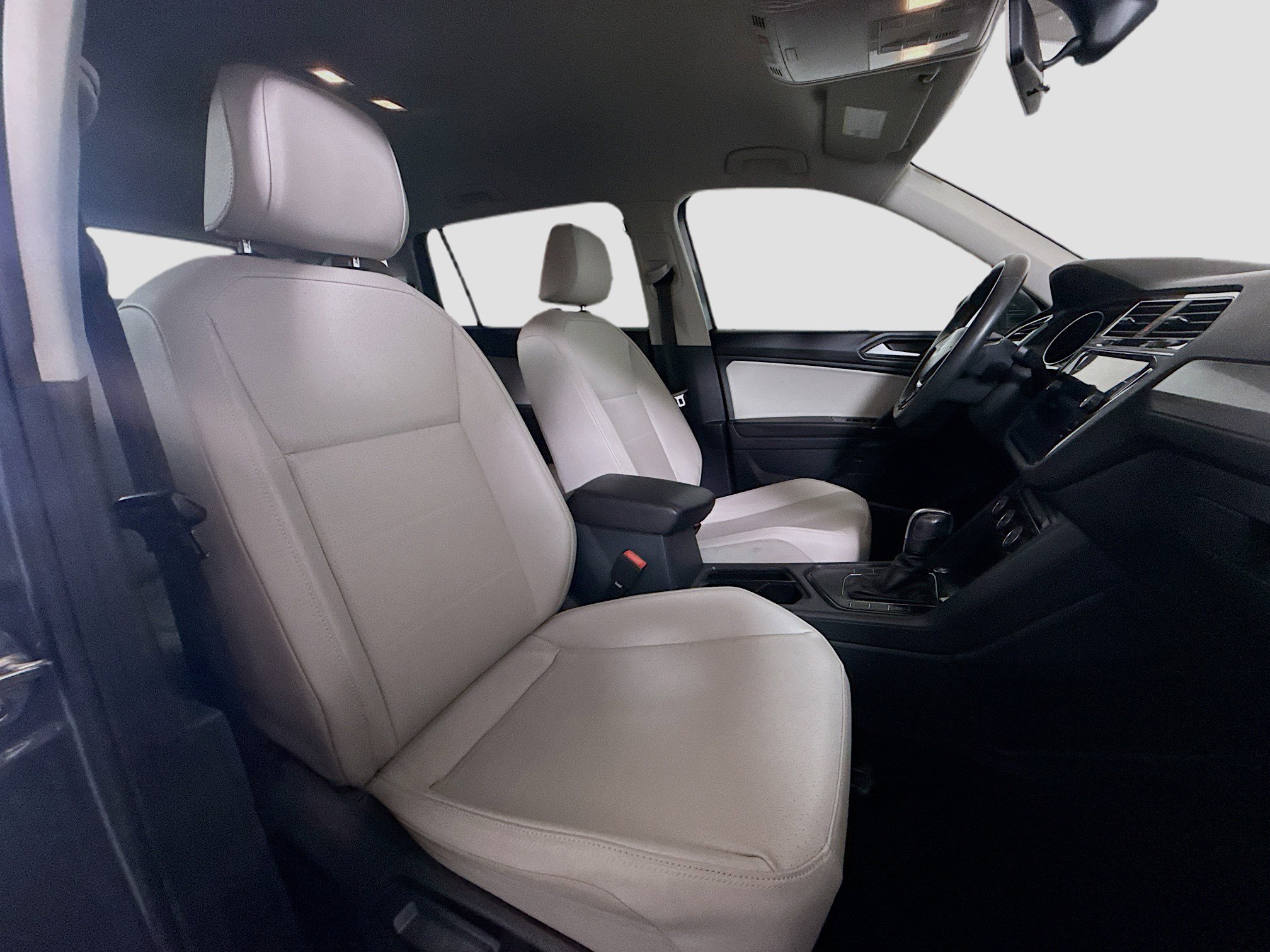 Used 2020 Volkswagen Tiguan SE image 29