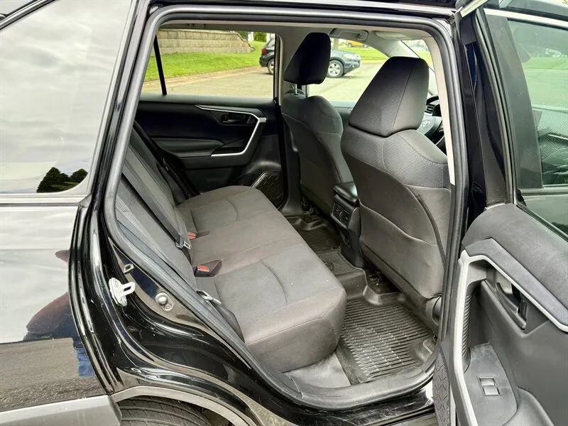 Used 2022 Toyota RAV4 LE image 15