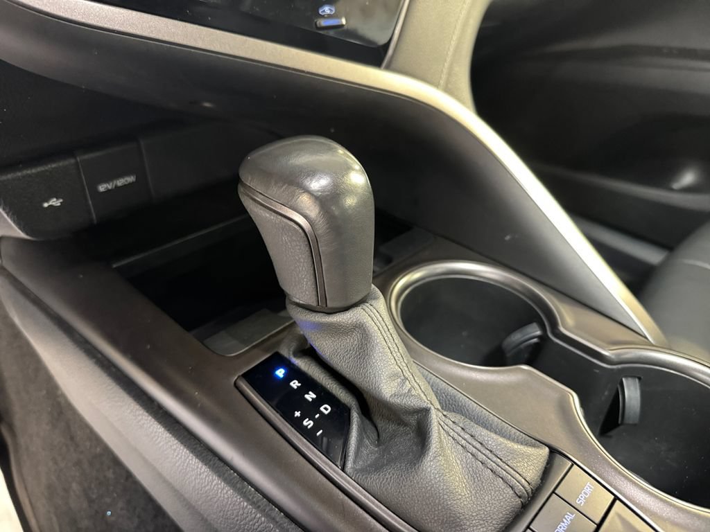 Used 2022 Toyota Camry SE w/ Cold Weather Package FWD image 21