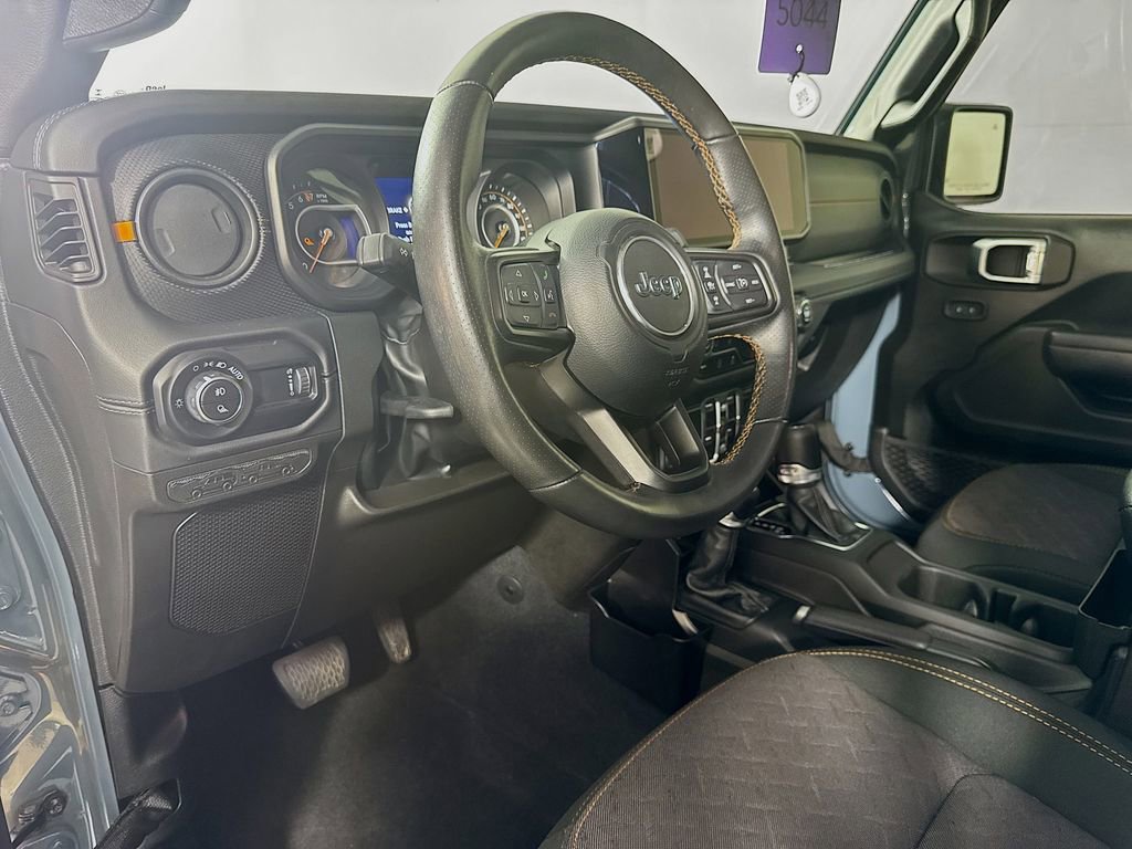 Used 2024 Jeep Gladiator Mojave w/ Technology Group AWD/4WD image 10